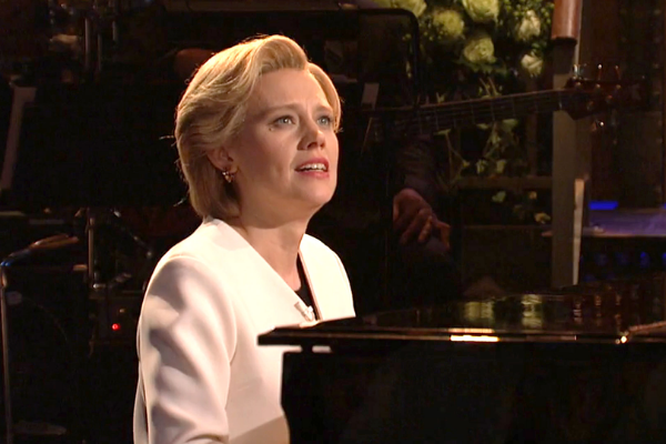 Kate McKinnon singing Hallelujah as Hillary Clinton on SNL in white suit at piano