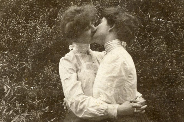 two women from the early 20th century kissing